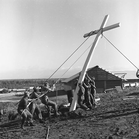 Marines of First Shore Party Bn. raise a large cross in front of the 1st Marine Division Chapel, Danang, 17 Dec 66. USMC Photo: John Williams